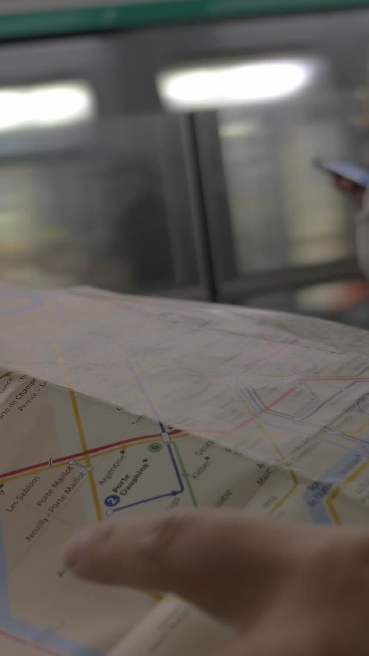 Pessoa Lendo Mapa do Metrô Enquanto Viaja de Trem