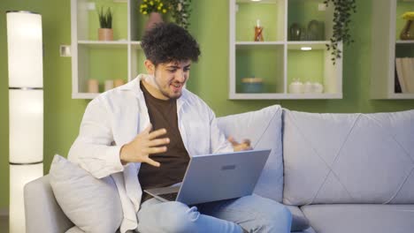 Junge-Freuen-Sich,-Es-Auf-Dem-Laptop-Zu-Sehen.