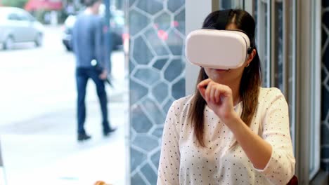 ejecutivo de negocios usando auriculares de realidad virtual