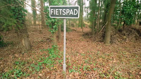 señal de tráfico de ciclovías ubicada en un bosque de los países bajos