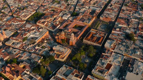 vista aérea sobre el centro de querétaro, puesta de sol cinematográfica 4k