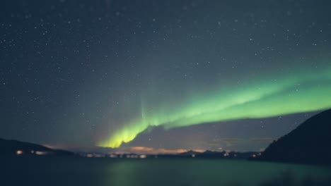 Aurora-Boreal-Sobre-El-Fiordo