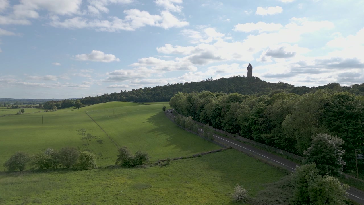 National Wallace Monument, beroemd herkenningspunt op een heuveltop. Groen landschap.