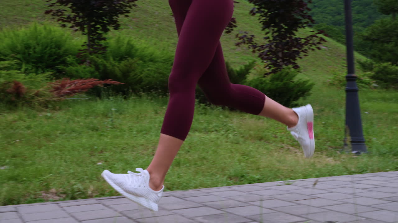 공원에서 달리는 여자