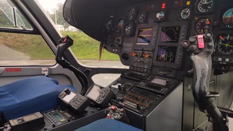 vista interior de la cabina del helicóptero con sus timones y tablero de instrumentos y instrumentos de navegación y comunicación activados, disparado viajando hacia atrás, santiago de compostela, galicia, españa