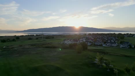 Captura-Aérea-De-Una-Increíble-Puesta-De-Sol-Sobre-Un-Campo-De-Golf-En-Vineyard-Utah