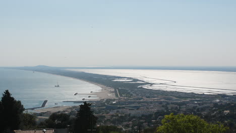 Panoramablick-Auf-Den-Strand-Von-Sete,-Cap-D&#39;Agde,-Mittelmeer,-Sonniger-Tag,-Frankreich