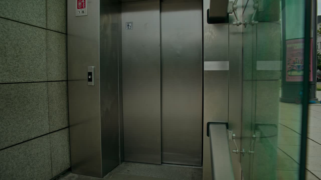 Mujer saliendo de un ascensor en un entorno urbano