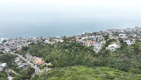 Día-Nublado-Con-Vistas-Al-Océano.-Panorámica-Aérea-Para-Camiones-A-60-Fps.