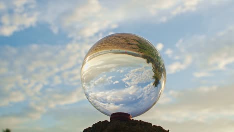 vista mágica del atardecer en la playa en una bola de cristal.