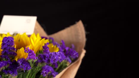 Arreglo-De-Ramo-De-Lavanda-Y-Girasoles-Y-Tarjeta-De-Regalo-En-Tiro-Deslizante-De-Fondo-Negro