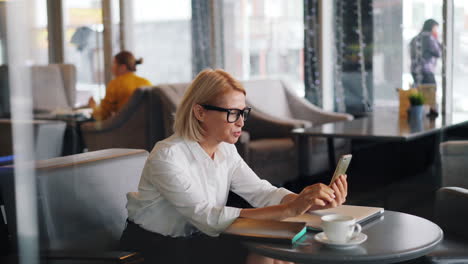 businesswoman working in a coffee shop