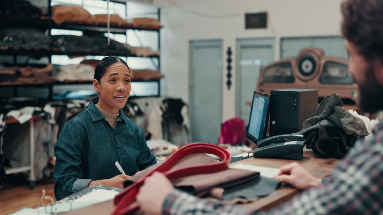 escritura, trabajo en equipo y una mujer en cuero