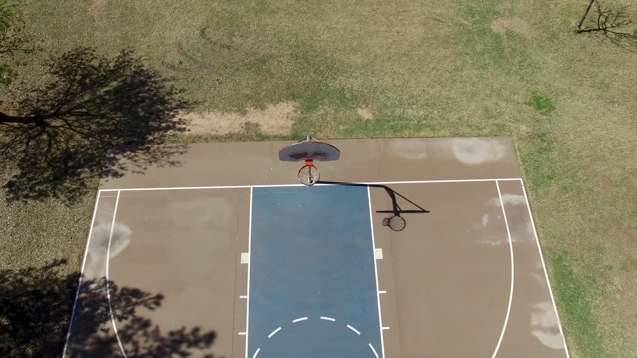 Filmato drone del parco cittadino di Scottsdale, campo da basket, ripresa in allontanamento dal canestro verso il campo.