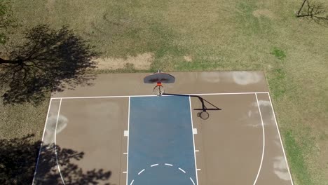 Imágenes-De-Drones-Del-Parque-De-La-Ciudad-De-Scottsdale,-La-Cancha-De-Baloncesto-Retrocede-Del-Aro-Al