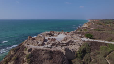 parque nacional de apolonia hecho de piedra arenisca calcárea en los acantilados costeros de herzliya - disparo de paralaje