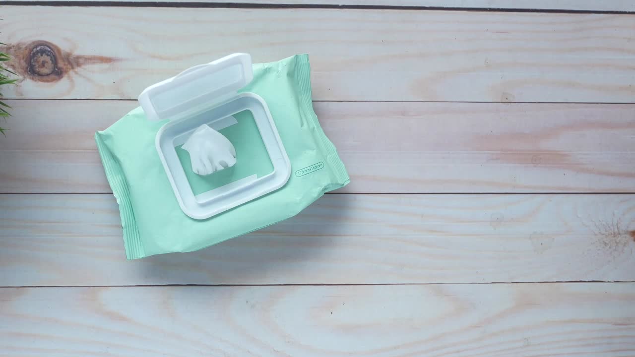 paquete abierto de toallitas húmedas en una mesa de madera