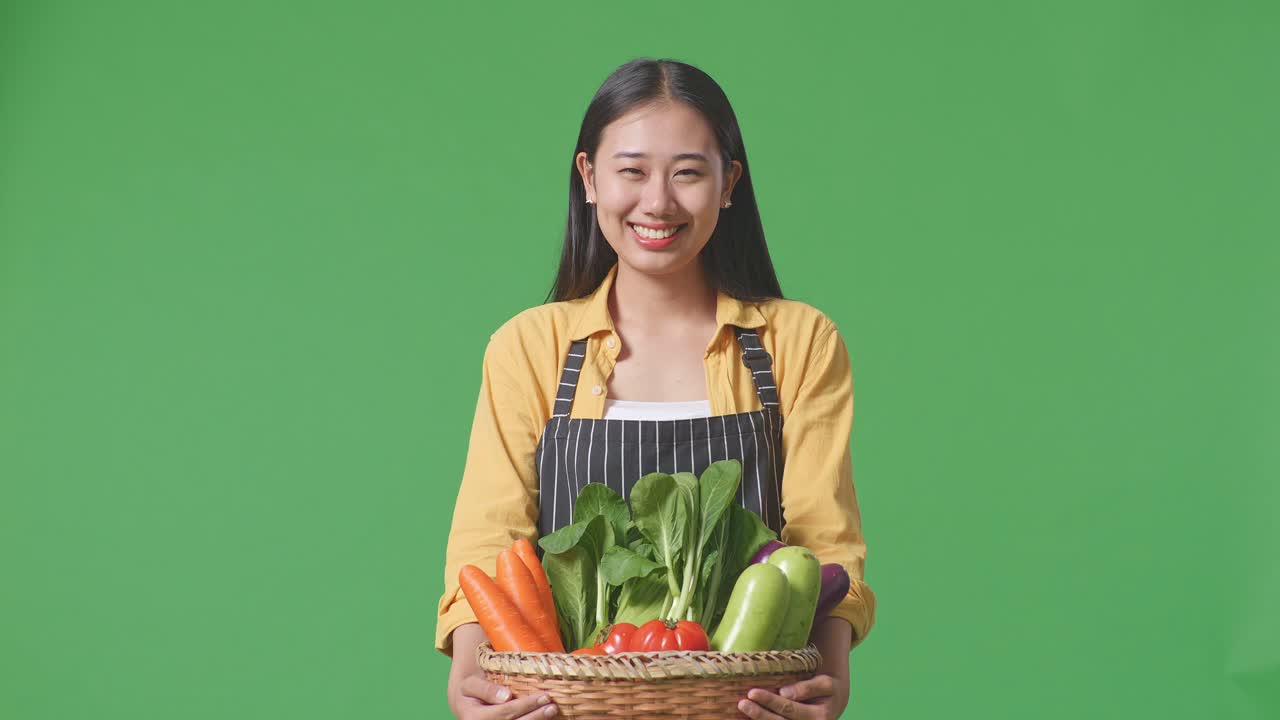 신선 한 채소 바구니 를 들고 있는 여자