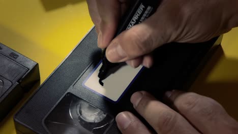 el texto de 2000 en la etiqueta blanca de una vieja cinta de video vhs , con un marcador de escritura
