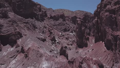 rocas de montaña en el valle del arco iris, chile