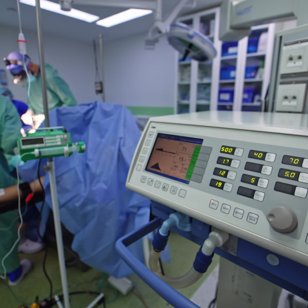 Attrezzature avanzate utilizzate durante l'operazione in una sala operatoria moderna. Medici al lavoro durante l'operazione sullo sfondo