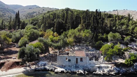 ruinas antiguas en la escarpada costa de la playa de agia sofia en grecia - toma aérea de retroceso