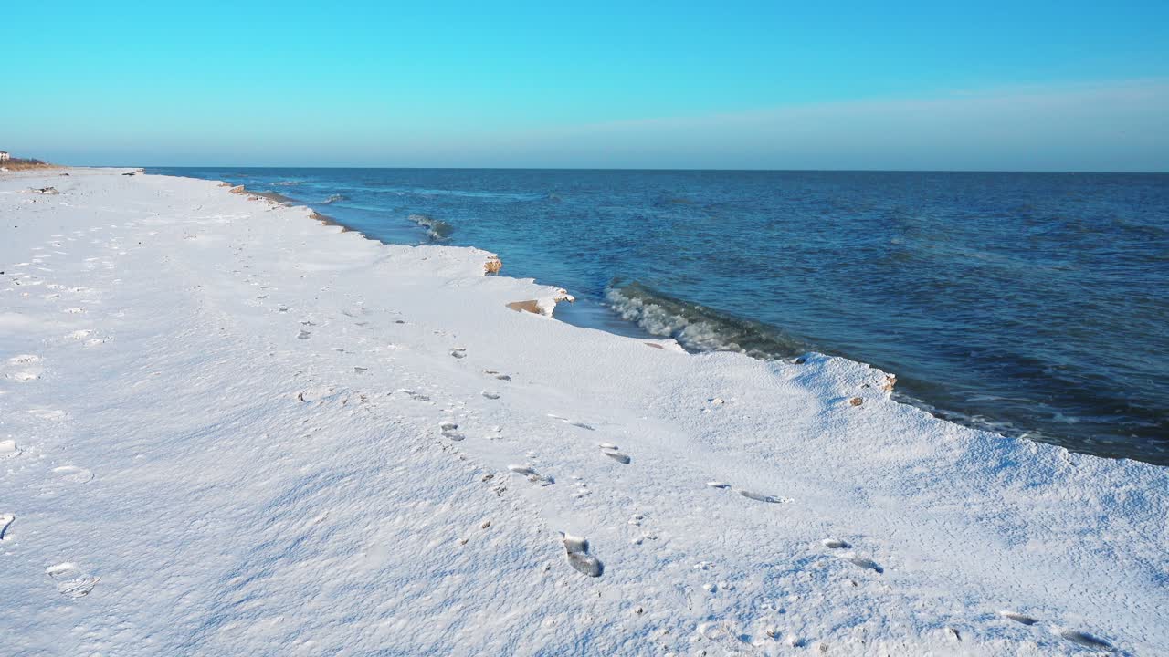 Havet om vinteren. Filming på stranden.