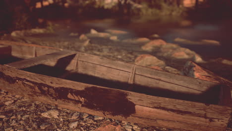 viejo barco de madera en una orilla del río al atardecer