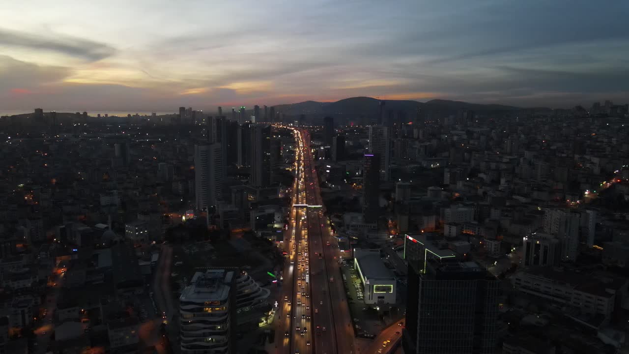 tráfico nocturno de drones aéreos