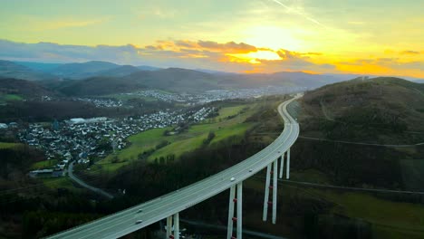 Eine-Sonnenuntergangsfahrt-Auf-Nrws-Höchster-Autobahnbrücke-:-Malerischer-Blick-Auf-Die-Autobahn-46-Im-Sauerland