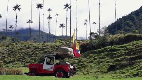 un jeep rojo cargado de granos de café y una bandera colombiana en el valle de cocora