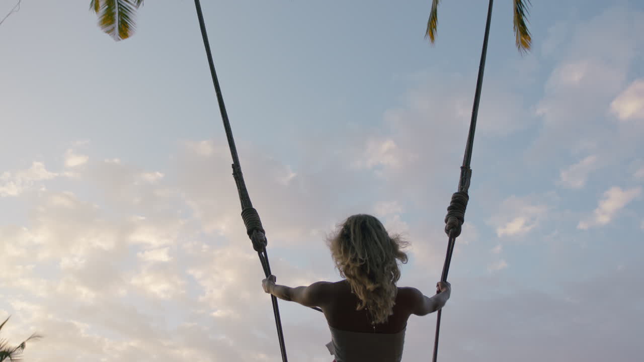 donna in slow motion che si oscilla sulla giungla all'alba ragazza in viaggio che si gode vacanze esotiche in oscillazione nella foresta pluviale tropicale stile di vita di vacanza libertà 4k