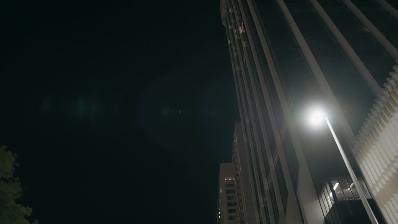 Guidare accanto a un edificio per uffici di notte