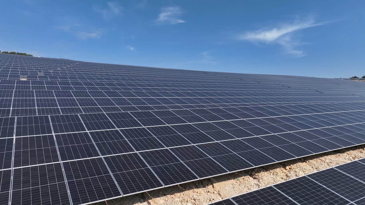 paneles solares que producen energía verde sostenible a partir del sol