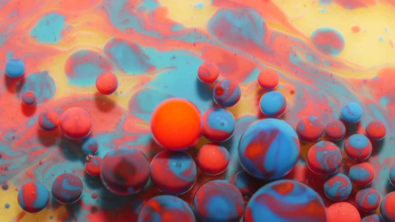movimiento lento burbujas de color pastel brillante aceite pintura de leche hermosa color brillante movimiento multicolor de cerca. pintura azul acrílico. superficie fantástica. abstracto transformación de colores gravitación.
