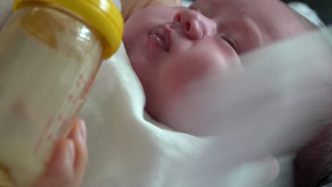 Neugeborenes-Baby-Weigert-Sich,-Milch-Zu-Trinken,-Aber-Das-Trinkt-Formelmilch-Schnell-Aus-Der-Babyflasche---Extreme-Nahaufnahme
