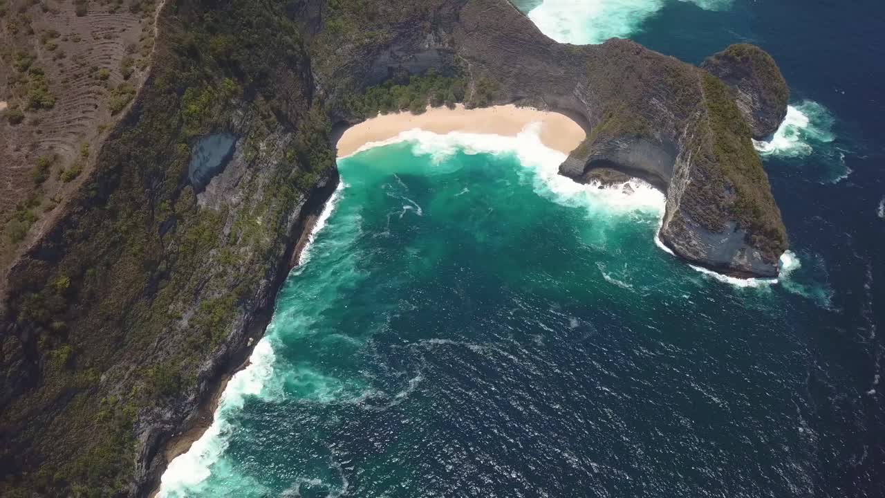 kelingking beach un acantilado con forma de cabeza de t-rex en nusa penida, bali