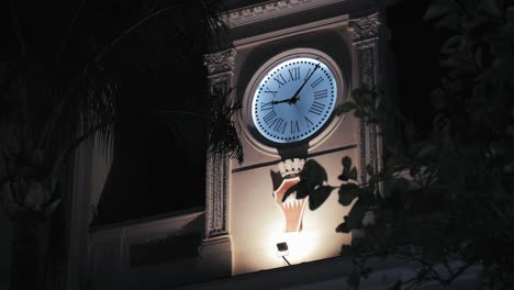 Histórica-Torre-Del-Reloj-Iluminada-Por-La-Noche,-Sorrento,-Italia