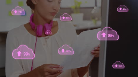 animación de una mujer caucásica con auriculares rosados sobre nubes rosadas con números crecientes