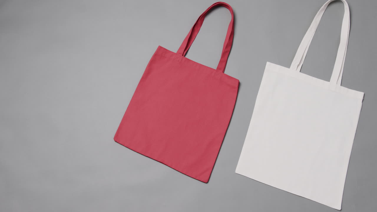 primer plano de bolsas rojas y blancas sobre fondo gris, con espacio de copia, cámara lenta