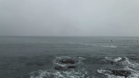 Mann-Steht-Auf-Felsen-Am-Meer