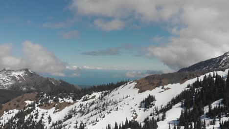 Drohne-Passiert-Modell-über-Schneebedeckten-Berg