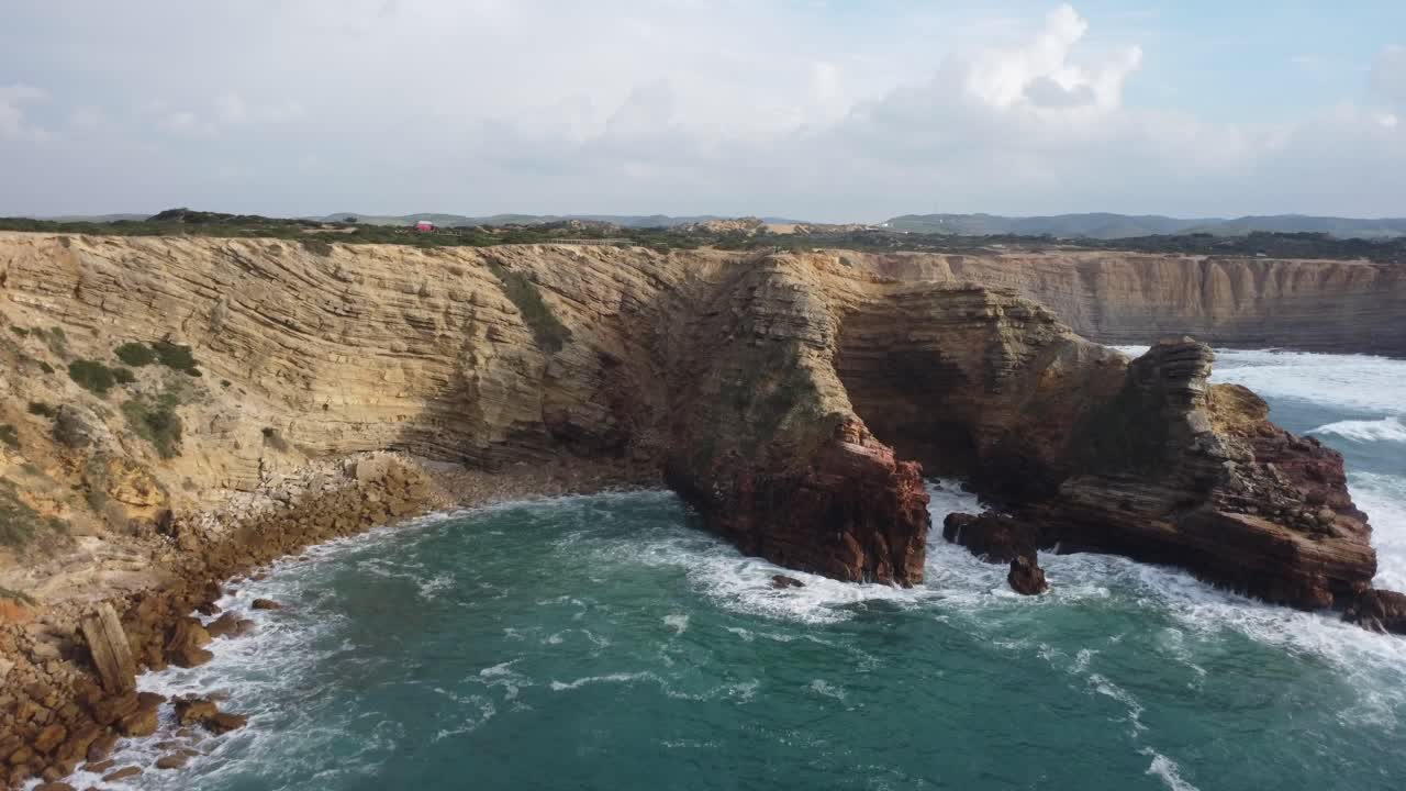 fotografía de un paisaje portugués tomada por un avión no tripulado en carapateira, algarve