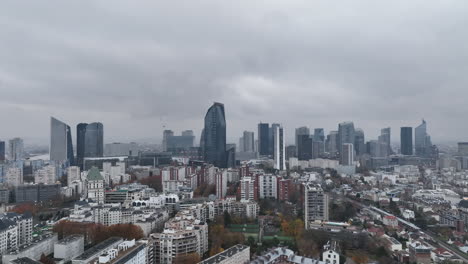 Die-Luftperspektive-Fängt-Die-Energie-Von-La-Défense-Unter-Wolken-Ein.