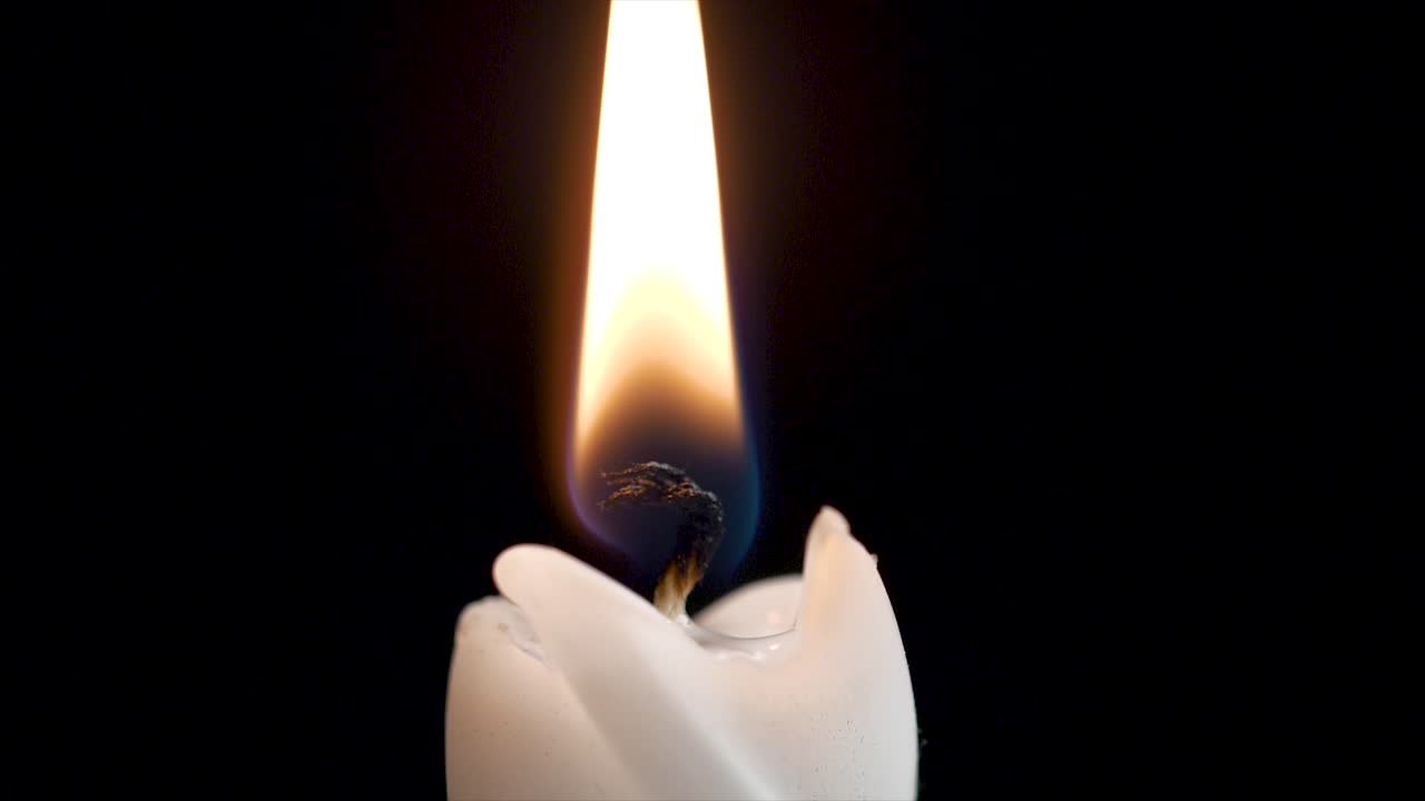 vela blanca en llamas