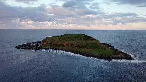 Isla-Cook-Offshore-Fingal-Head,-Nueva-Gales-Del-Sur,-Australia