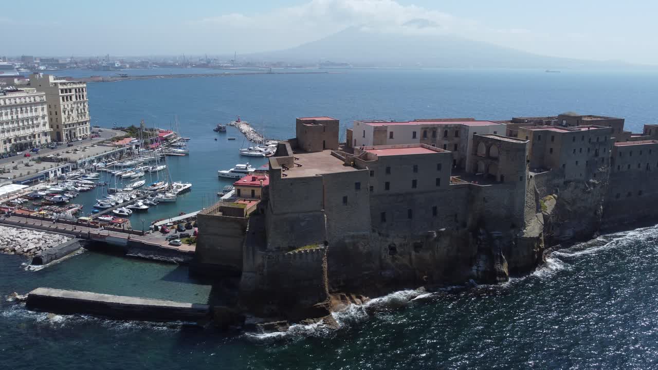 360stupňový pohled na slavný Castel Dell'Ovo v Neapoli v Itálii
