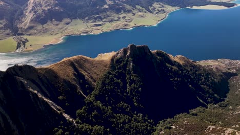 mirador de drones desde el pico del istmo hasta la cordillera por el lago hawea, destino de viaje, nueva zelanda
