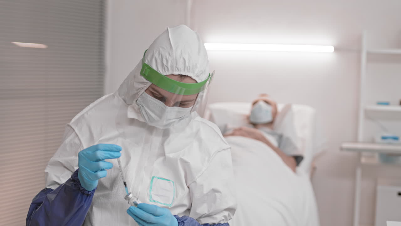 trabajador médico llenando la jeringa