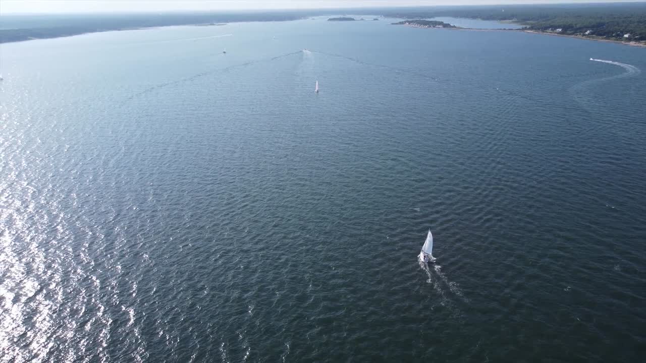 velero navegando en agua de mar por la costa en massachusetts